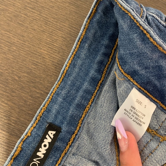 Fashion Nova Baggy Distressed Jeans- Size 5 - Picture 3 of 3